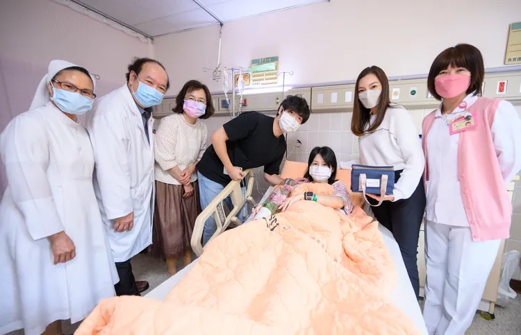 曾馨瑩（右2）探訪安胎媽媽們，感嘆「母愛真偉大」。永齡基金會提供