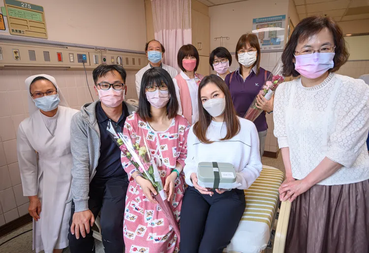 曾馨瑩（前排右2）探訪住在安胎示範病房中的安胎媽媽。永齡基金會提供