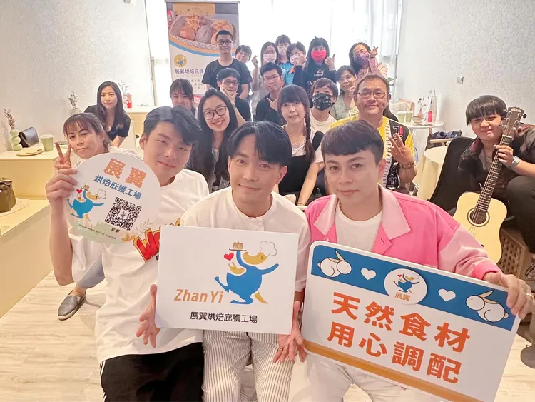 許仁杰（前排中）近期工作以公益活動、餐廳駐唱為主。翻攝許仁杰臉書