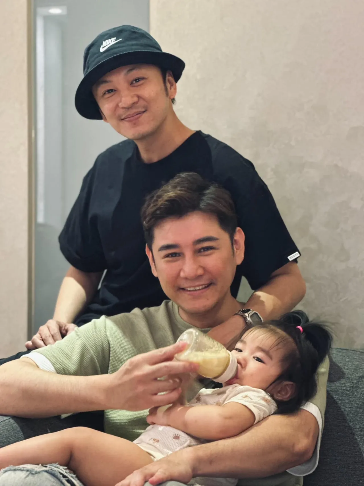 張書偉見習餵奶。翻攝自陳熙鋒臉書