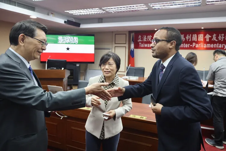 立法院秘書長林志嘉和穆姆德在成立大會上握手。林林攝