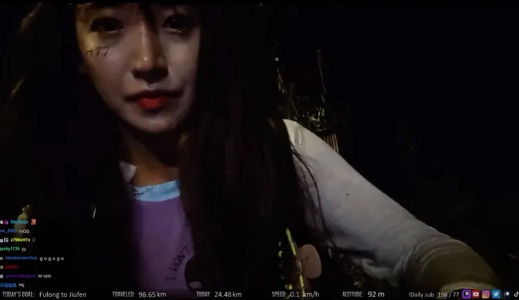 企鵝妹直播中回嗆酸民。翻攝自論壇PTT