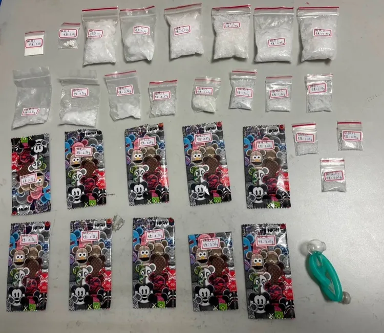 莊嫌下面一大包，原來是內褲藏有毒品與吸食器。警方提供