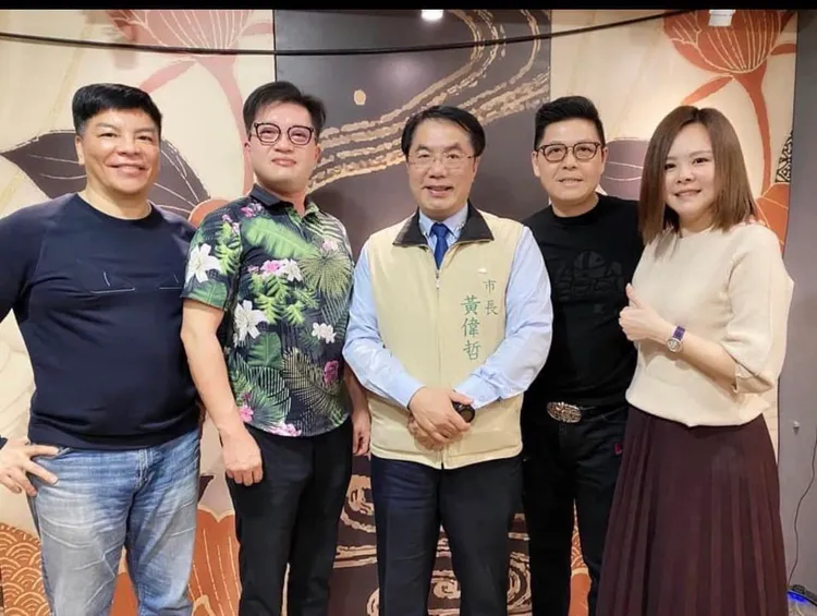 黃偉哲和im.B曾耀鋒(右二)等人合照。翻攝徐巧芯臉書