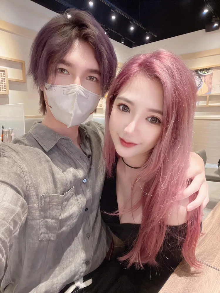 過往口罩男經常與正妹老婆公開放閃曬恩愛。翻攝自「口罩男」臉書