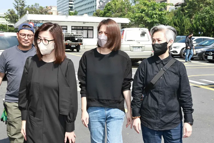 方馨（左起）和蘇晏霈到場送乾爹。施昂強攝