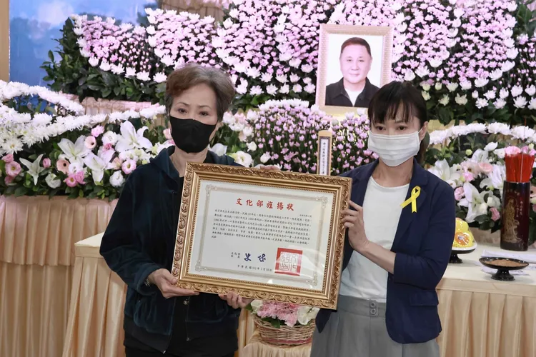 宗華太太（左）代替丈夫領文化部旌揚狀。施昂強攝