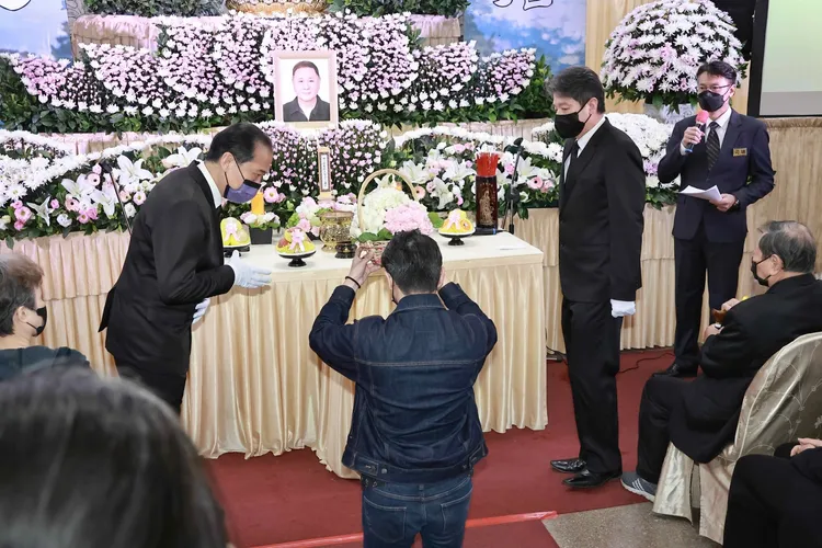 唐豐（中）跪拜乾爹宗華。施昂強攝