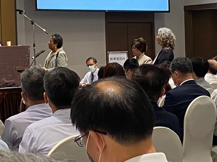 股東抗議越鋼投資污染。林巧雁攝