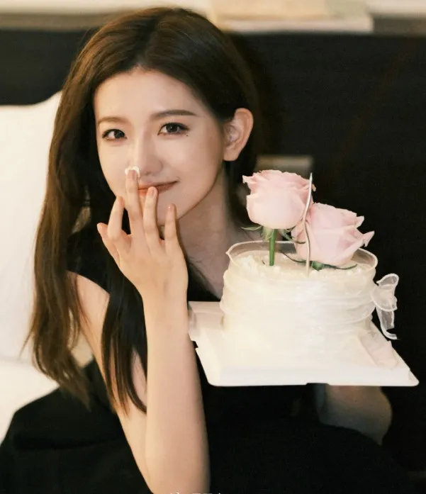 網傳孟羽童接圖文廣告每條至少15萬人民幣，若是影片宣傳，每條17萬人民幣。翻攝孟羽童微博