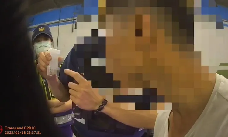 葉男隨身攜帶32包毒品果汁包，當場遭警方查獲。翻攝畫面