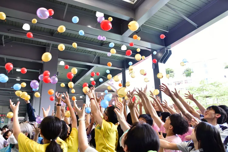 南山中學母親節慶祝及感恩活動連續七年舉辦，校方與學生不忘做公益幫助弱勢。校方提供