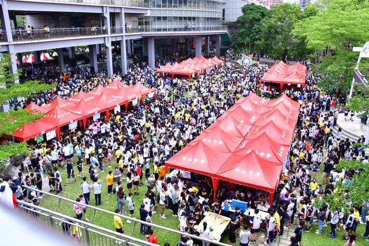 南山中學歡慶母親節活動今天登場，現場熱鬧又溫馨。校方提供