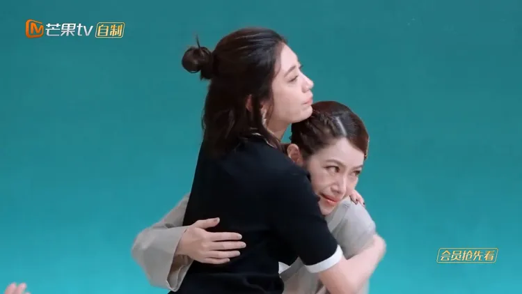 賈靜雯（左）擁抱安慰徐懷鈺。翻攝《乘風2023》