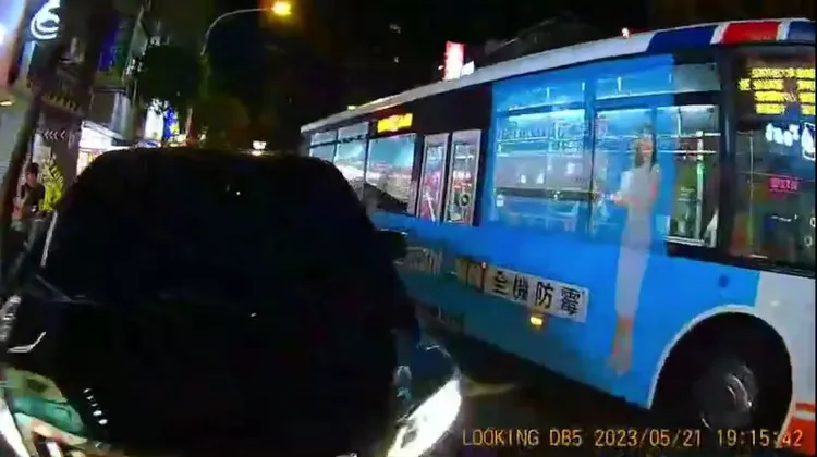 警方發現轎車違停在公車站牌前。永和警分局提供