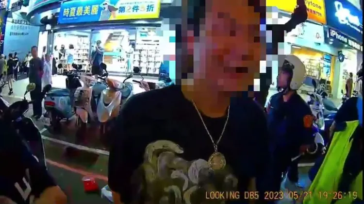 陳姓車主違規穿越馬路上前質疑警員。永和警分局提供