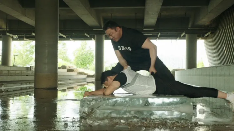 馬東石在演唱會影片中當魔鬼教練，把PSY放在冰上來回滑動特訓。Disney+提供