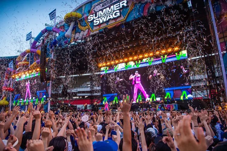 PSY去年舉行「SUMMER SWAG 2022」，大量灑水，上演濕身秀。Disney+提供