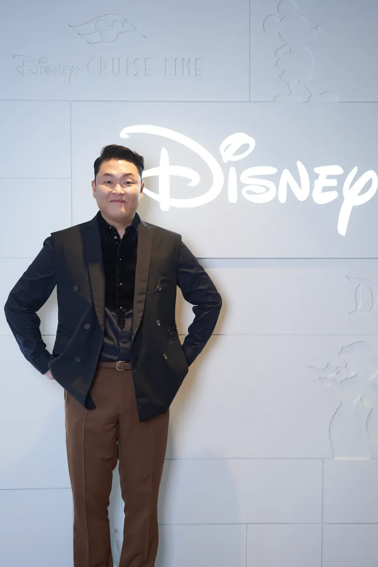 PSY因為世界盃帶來靈感，打造出「 SUMMER SWAG 」演唱會招牌。Disney+提供