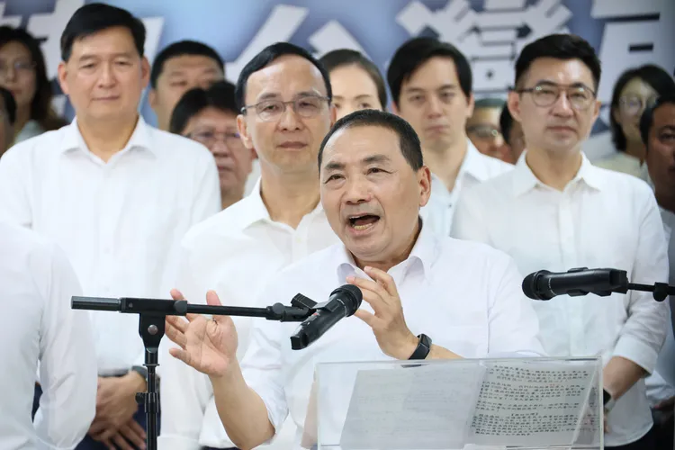 新北市長侯友宜（前）。資料照，鄭孟晃攝