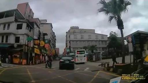 警車搞「行人地獄」不打方向燈又不讓斑馬線民眾 瑞芳分局:一時疏忽記申誡