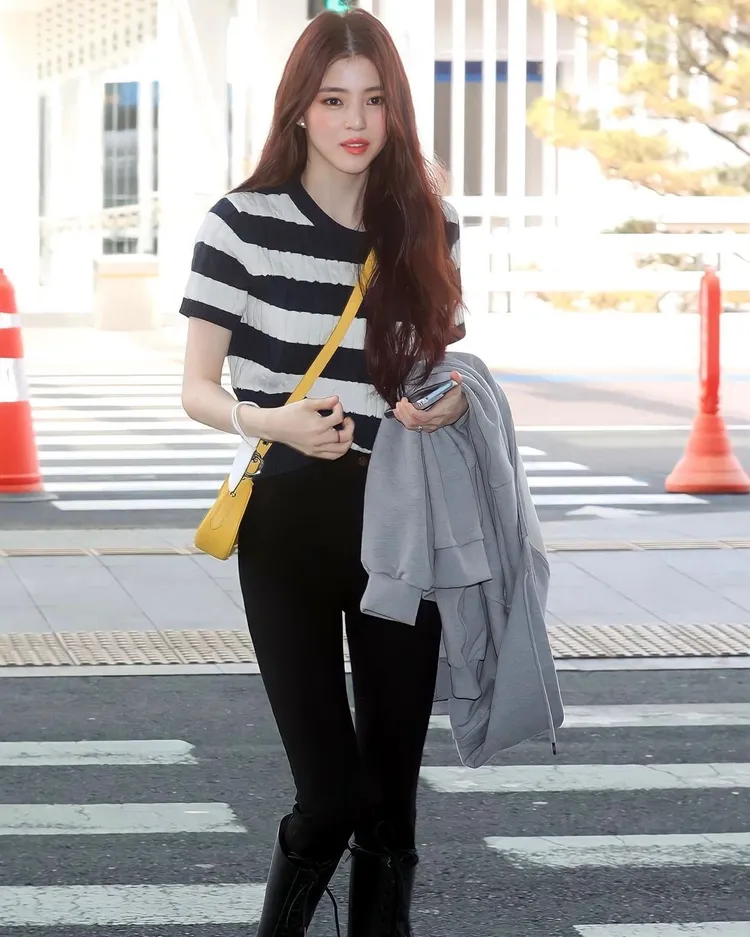 韓素希在先前的私服及機場穿搭照中，就曾多次拎出CHARLES & KEITH春夏主打的Petra微笑肩背包。翻攝hansohee4ever IG