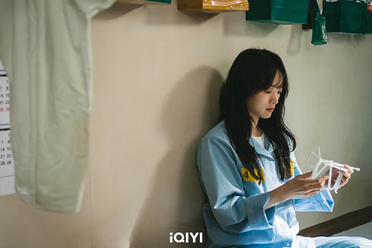 千玗嬉飾演被誣陷是殺害雙親，坐了10年冤獄的天才詐欺犯。愛奇藝國際站提供