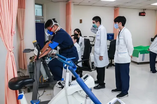 暴力片｜三總醫慘遭病患家屬辱罵痛毆　5猛拳重擊臉部鼻樑！6人拉不住