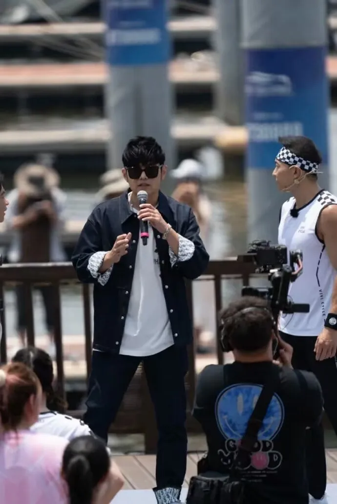 周董與劉畊宏今天合體跳操。翻攝周杰倫粉絲後援會微博
