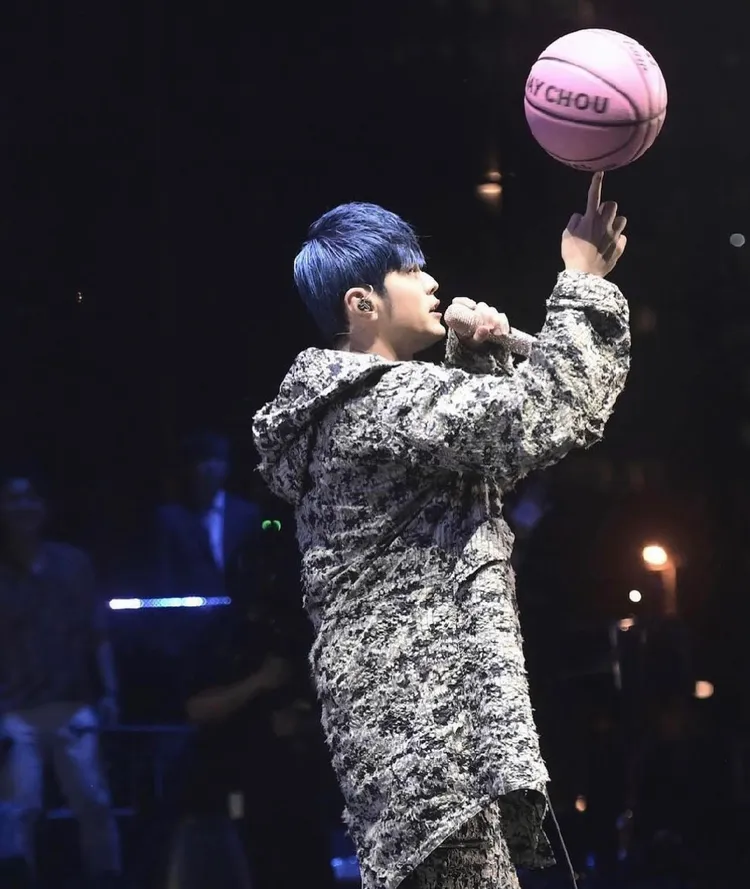 周董在演唱會秀球技。翻攝本人ＩＧ