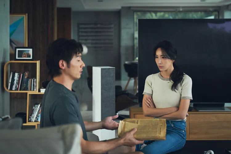 隋棠（右）面對温昇豪表情微妙。三立提供