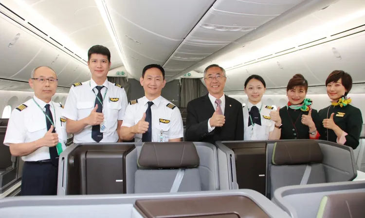 長榮航空機務本部副總經理黃世銘(右四)及該飛渡航班之前後艙機組員於首架波音787-10星空聯盟塗裝新機合影留念。業者提供
