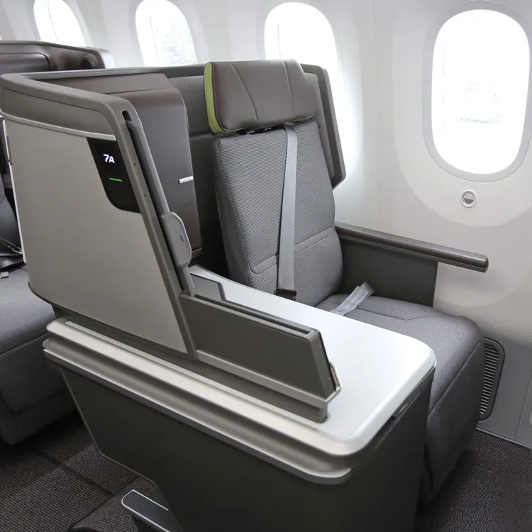 長榮航空全新B787-10星空聯盟塗裝客機，客艙內部共配置34個皇璽桂冠艙以及308個經濟艙，可搭載342名旅客。業者提供