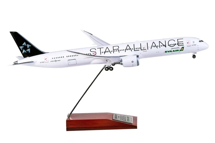 長榮航空B787-10星空聯盟1:200飛機模型，典藏版全球限量787台5月8日於「長榮樂e購」正式開賣。業者提供