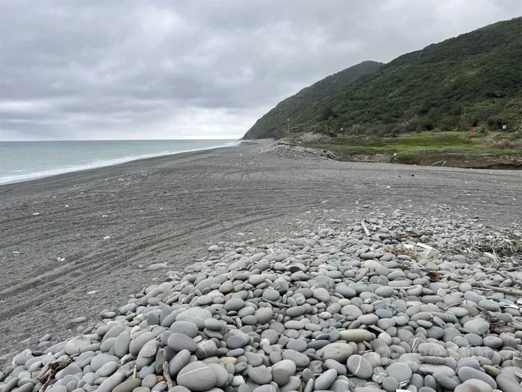 台東縣達仁鄉南田海岸的「南田石」（右下）外型渾圓，每逢颱風過後，海底的南田石隨風浪打上海灘，吸引不少外鄉人士撿拾。中央社