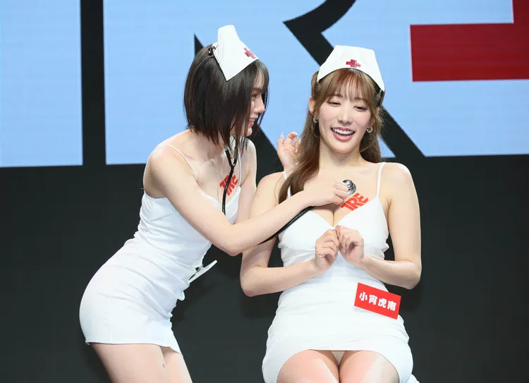 涼森玲夢（左）原本是護士，用聽診器聽小宵虎南柔軟的胸部。鄭孟晃攝