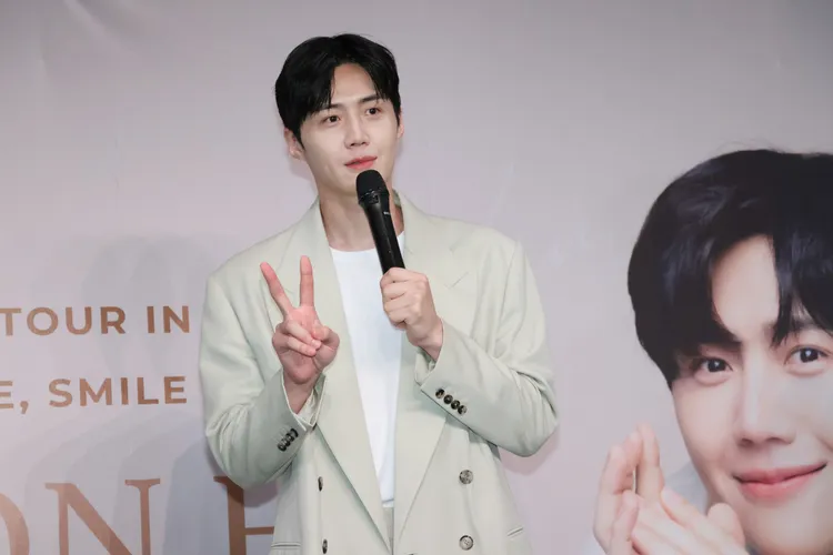 金宣虎自嘲歌單很老，高中之後就很少去KTV。鄭孟晃攝