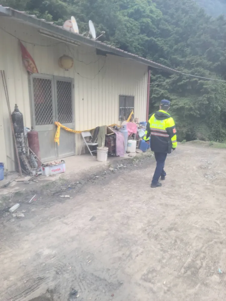 警方封鎖案發工寮調查。民眾提供