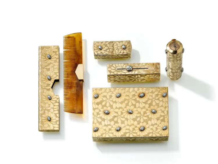 1960年代的梵克雅寶K金鑲鑽梳妝套組，包括粉盒、粉彩盒、聞香瓶、梳子與口紅。藏家提供