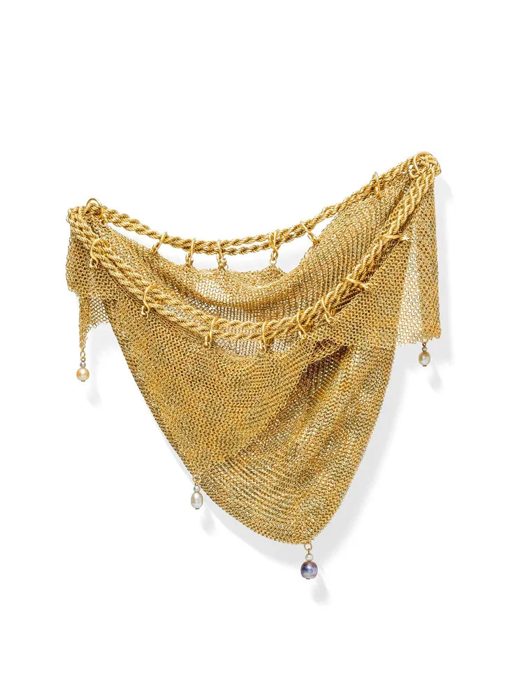 藏家所購藏的女性珠寶設計師Suzanne Belperron生前曾擁有、使用的18K金編織墜飾珍珠手袋。藏家提供