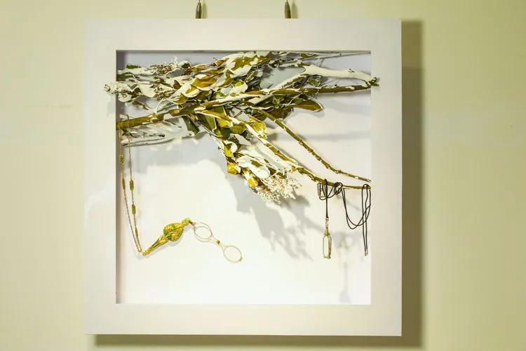 在專人導覽下，可以近觀展品、部分古董珠寶還可親手把玩。藏家提供