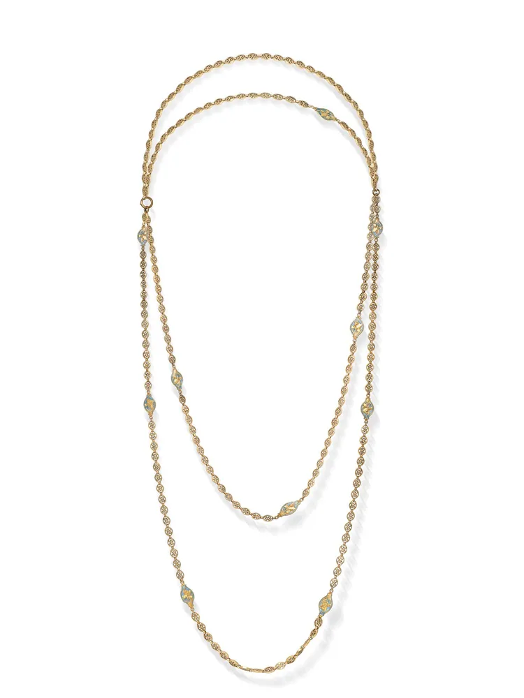 古董市場不易見到完整的長鍊，這件約1900年代製作的K金鑲嵌琺瑯項鍊，維持170公長度，還有完整原裝盒更是少有。藏家提供