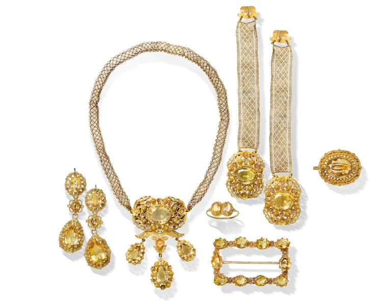 成套的黃水晶細工套組，約1820-1830年代作品，能成套蒐藏十分難得。藏家提供