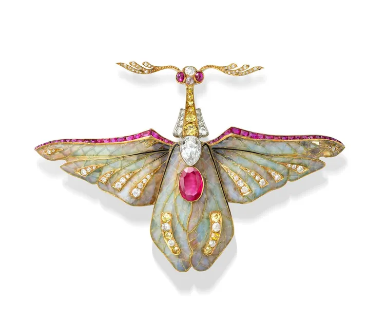 比利時新藝術珠寶大師Philippe Wolfers約1900年代創作的蛾型胸針，藏家於2015年蘇富比日內瓦拍賣會競得。藏家提供