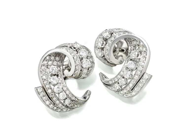 斜槓珠寶設計的雙夾式胸針，另可做耳環佩戴。藏家提供 