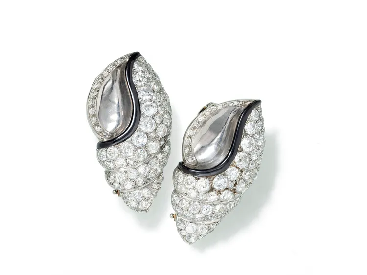 女性珠寶設計師Suzanne Belperron於1935年設計的成對貝殼胸針，當年是為法國高級訂製服大師Elsa Schiaparelli所設計鑲製。藏家提供