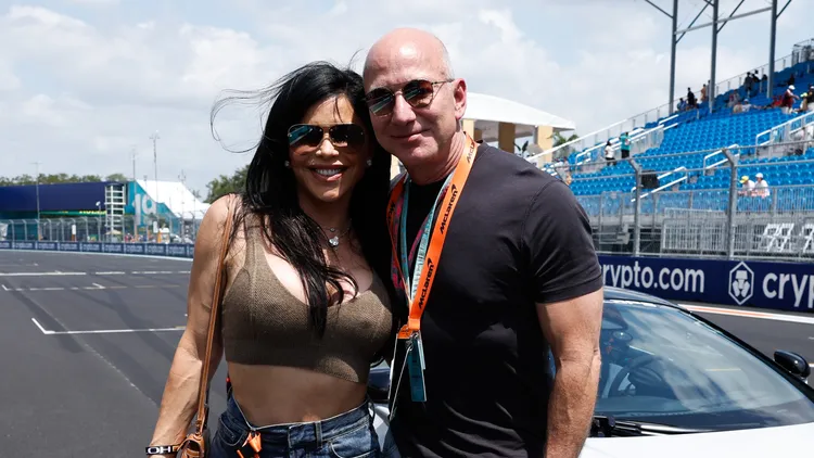 亞馬遜創辦人貝佐斯（右）與外遇對象桑契斯（左）訂婚。路透社資料照片