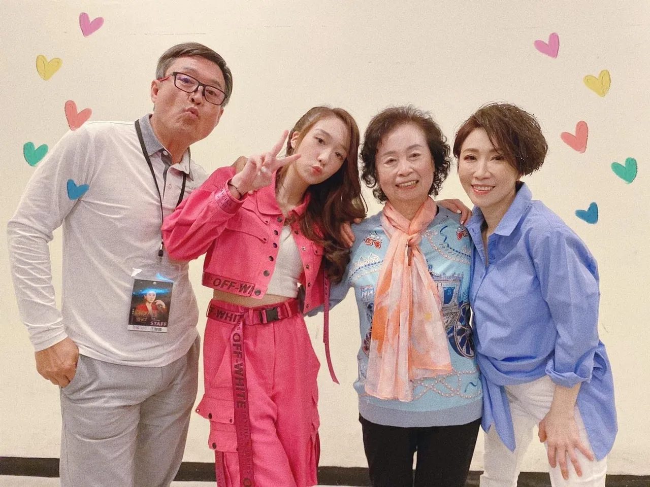 李翊君(右起)與媽媽、女兒王敏淳、老公檢場,一家和樂融融。艾迪昇提供