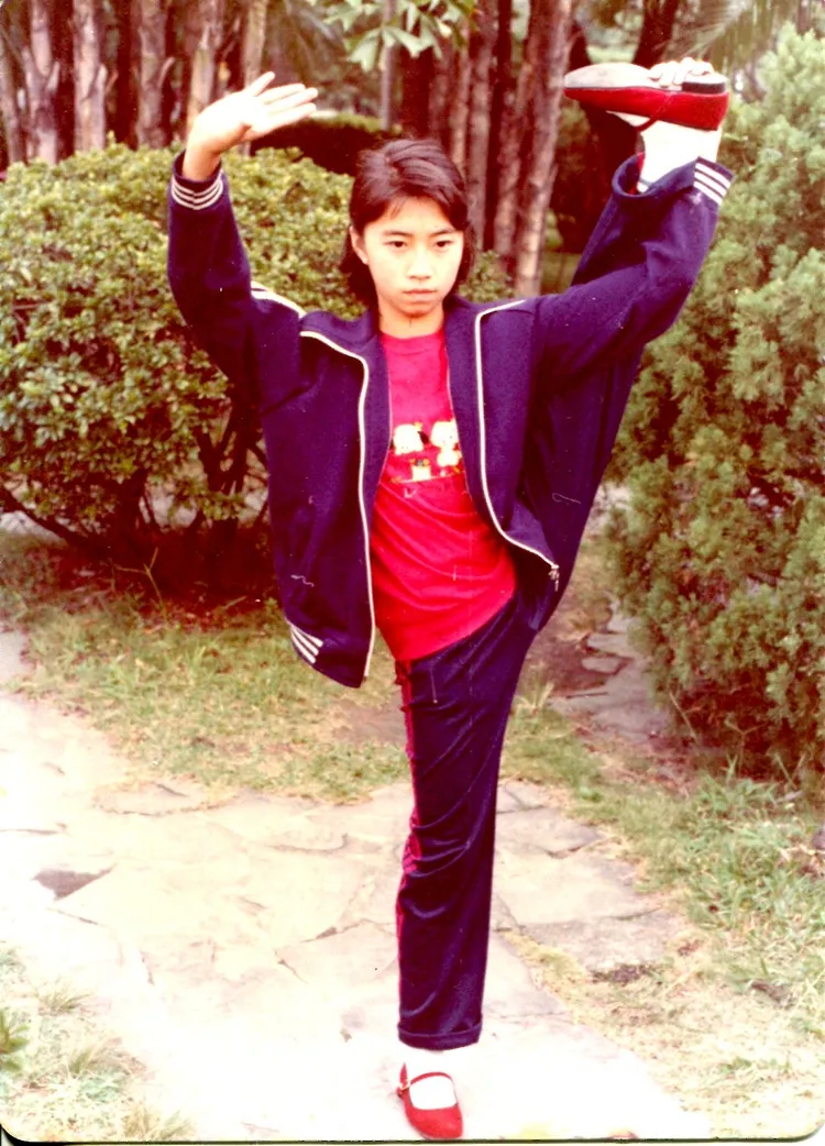 李翊君劇校出身，練家子身段柔軟。本人提供