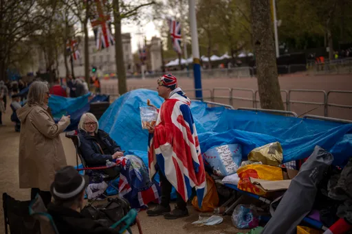 英王加冕典礼即将登场 铁粉提前沿路扎营卡位